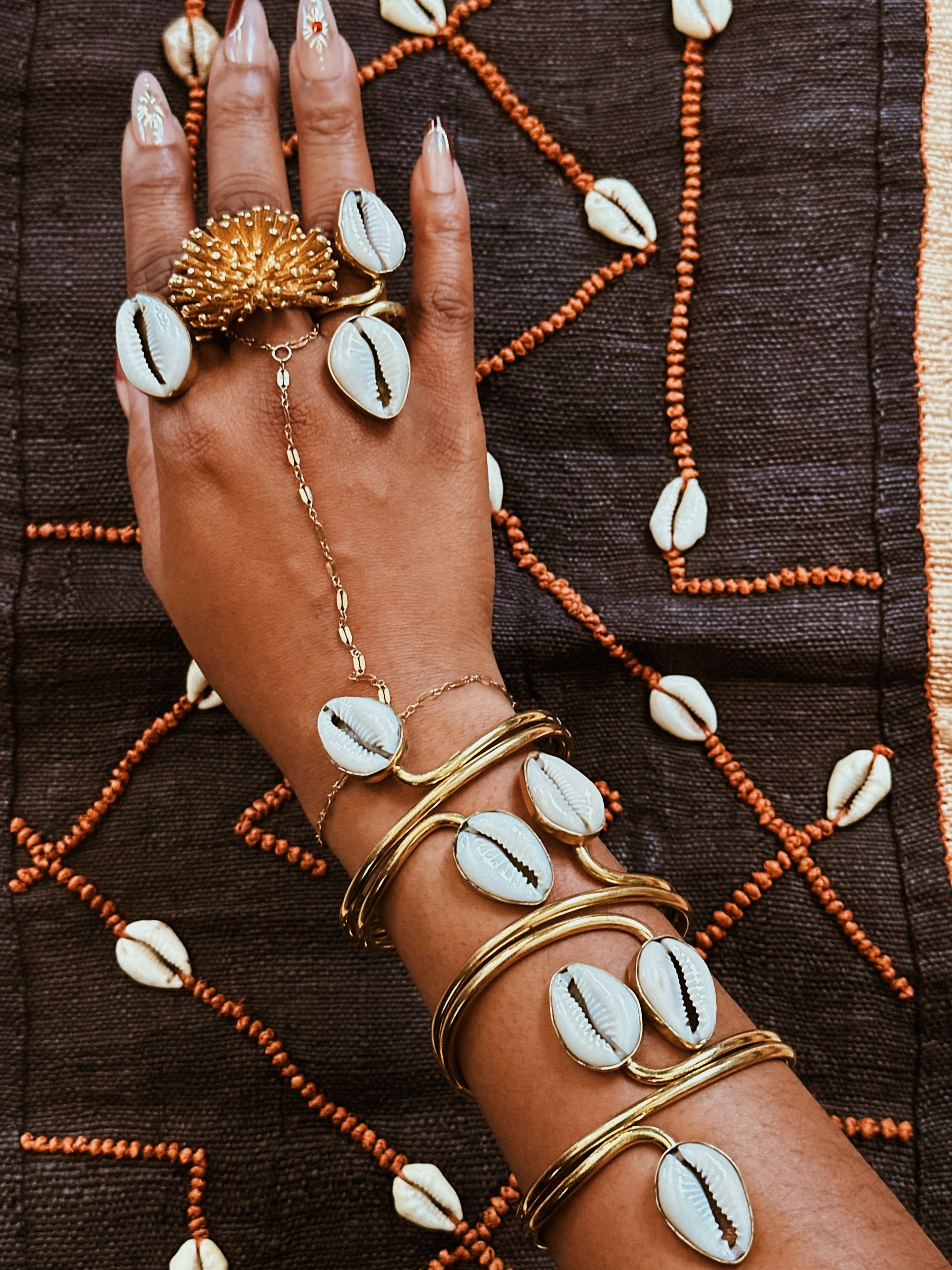 Nao Brass Cowrie Overlapping Bracelet – Afrohemien.com